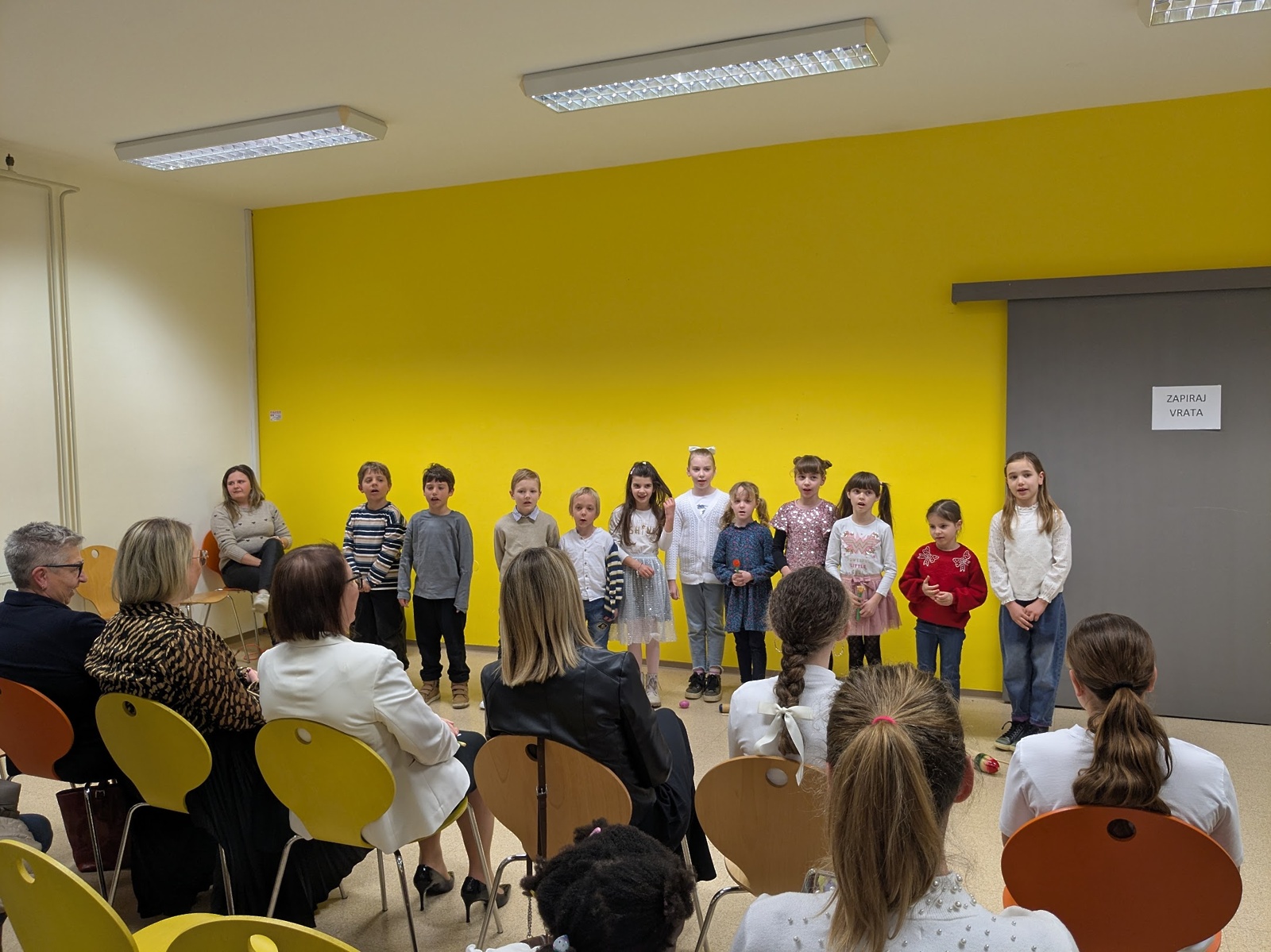 foto otroci in govornica